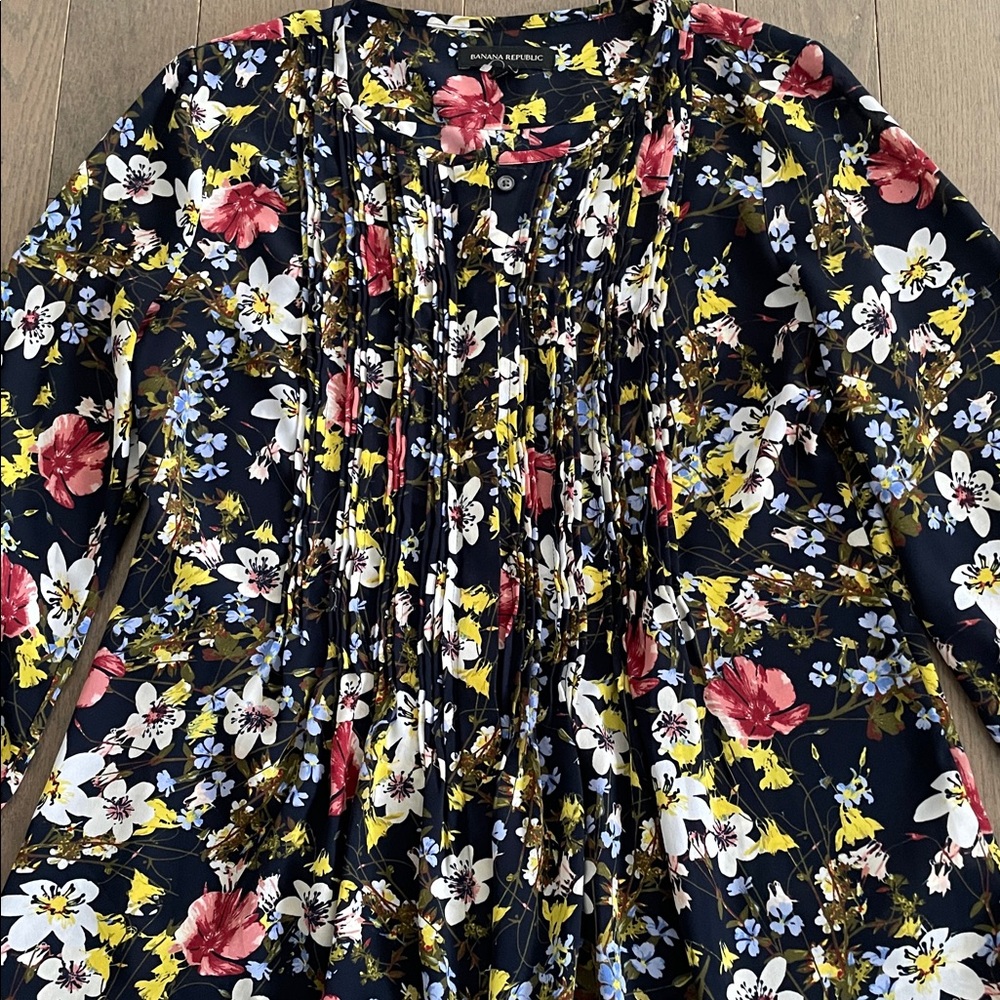 Banana Republic Blouse - XS, Navy Blue Floral Sheer, Like New! - Picture 15 of 15